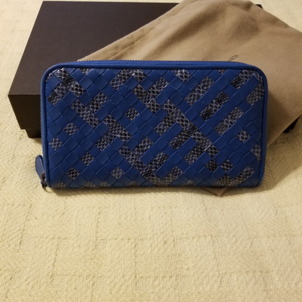 $$FINAL PRICE$$Bottega Veneta zip around wallet